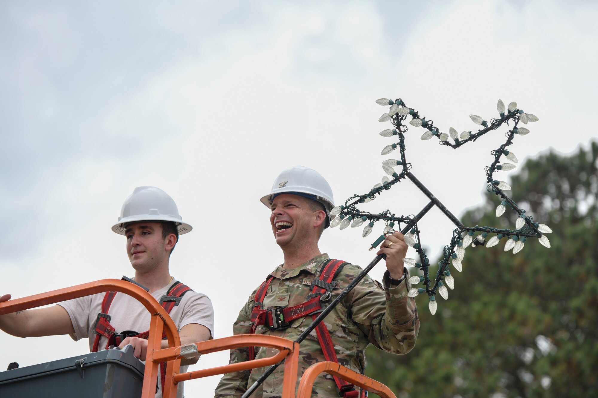 4th MSG commander places star on holiday tree