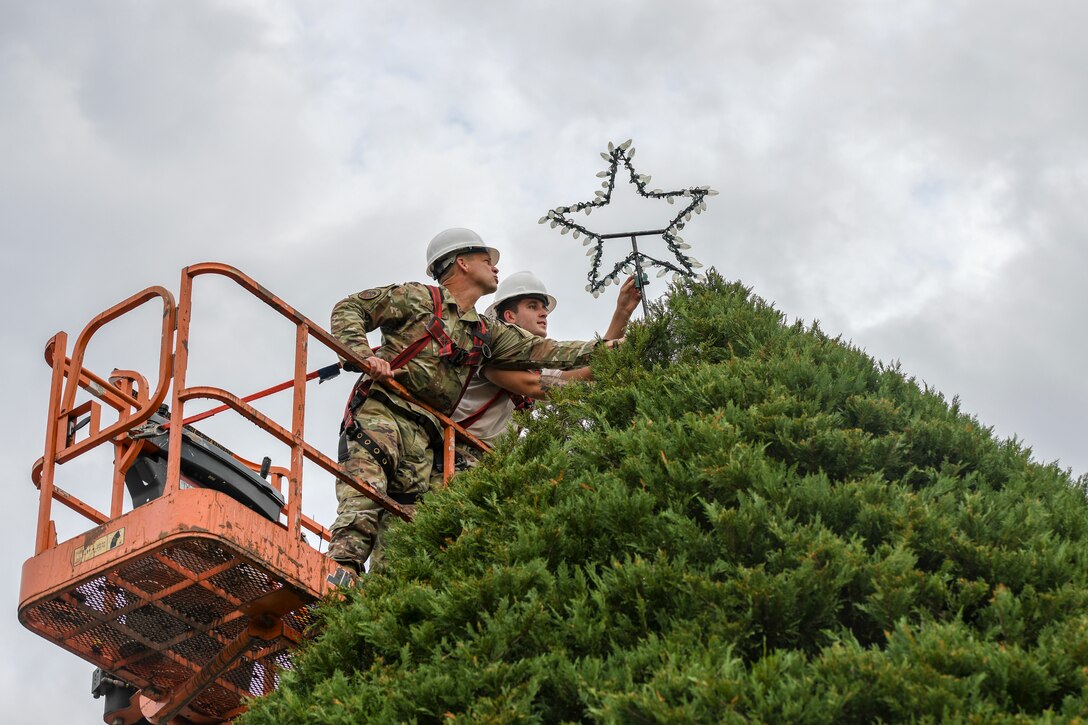 4th MSG commander places star on holiday tree