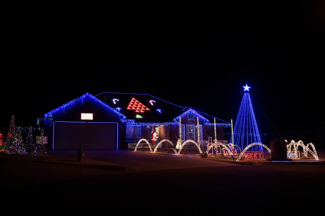 Hargis family spreads holiday cheer through annual light show