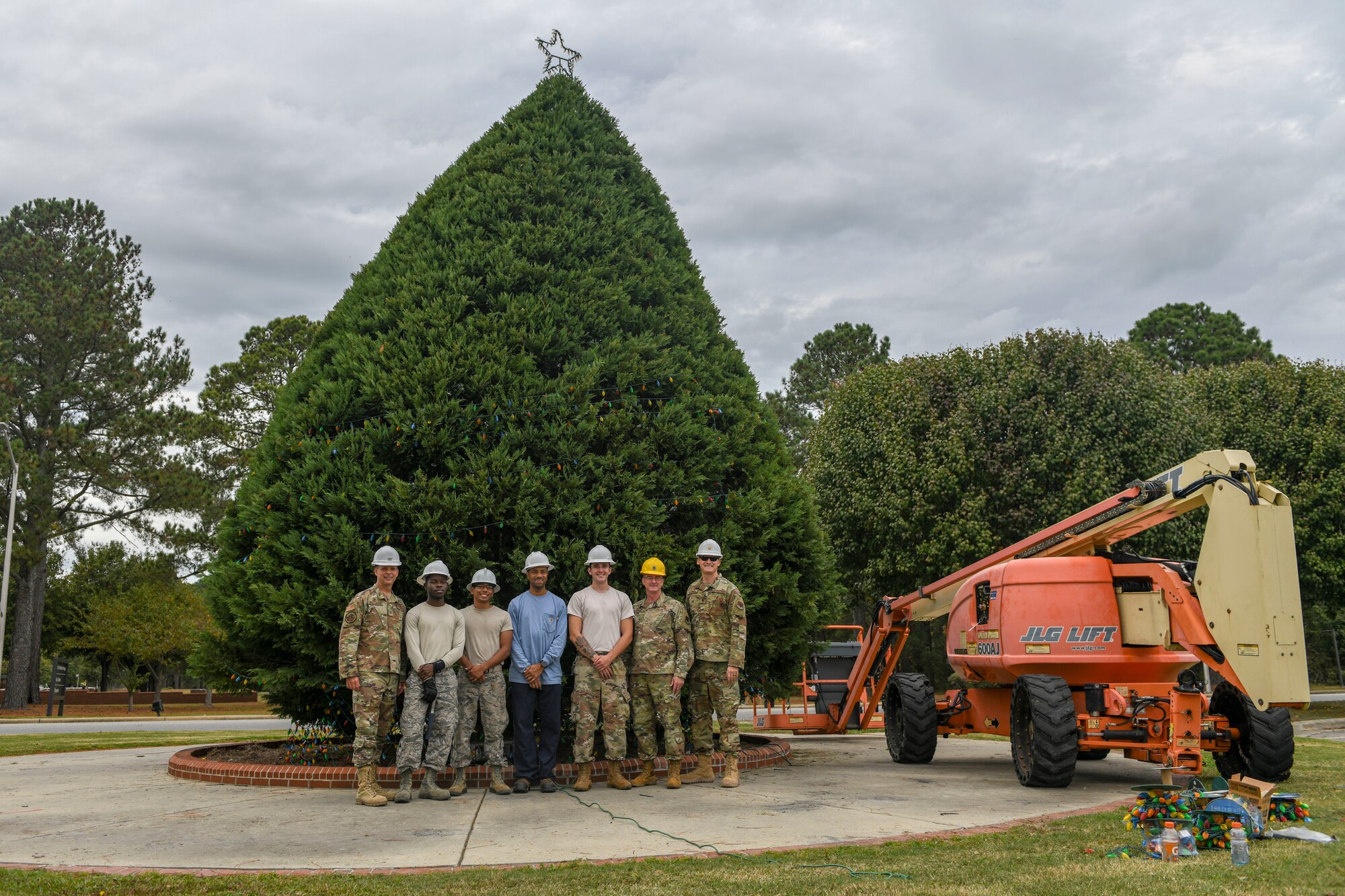 4th MSG commander places star on holiday tree