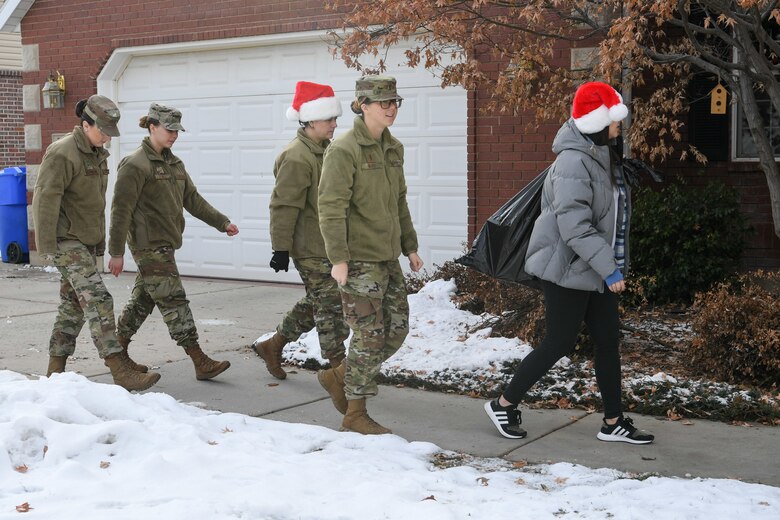 Airmen Deliver Gifts To Utah S Foster Children Hill Air Force
