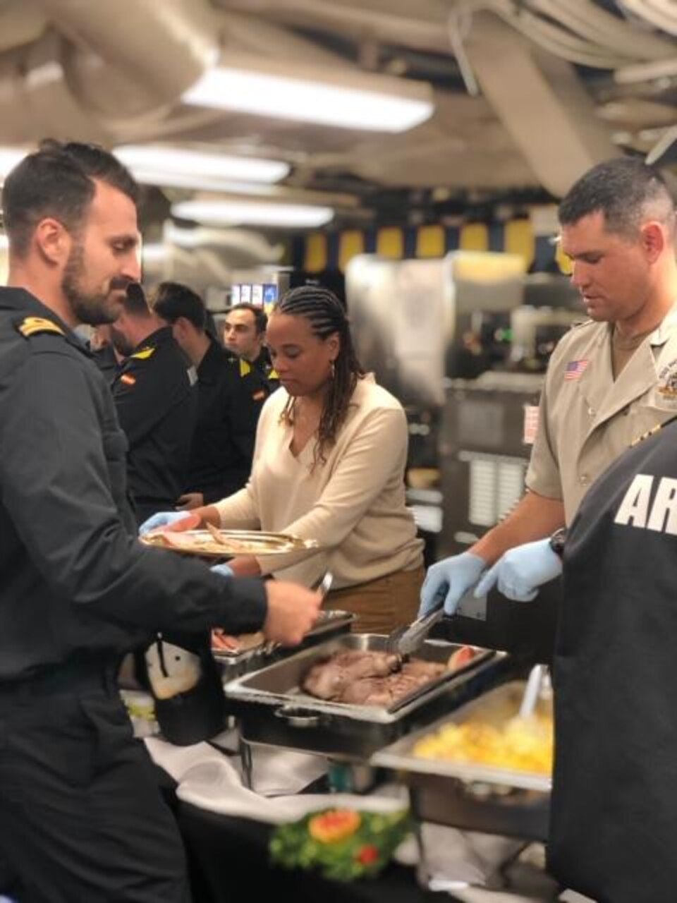 USS Ross hosts Thanksgiving dinner for ESPS Reina Sofia Sailors