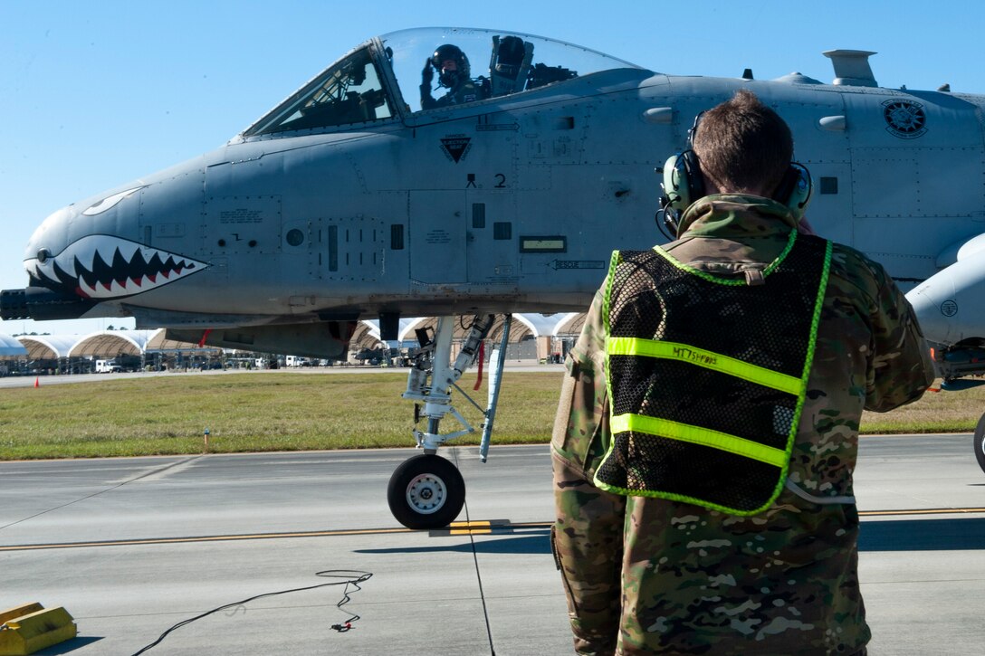 Photo of an Airman saluting an A-10C Thunderbolt II pilot