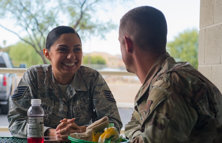 two airmen share a meal