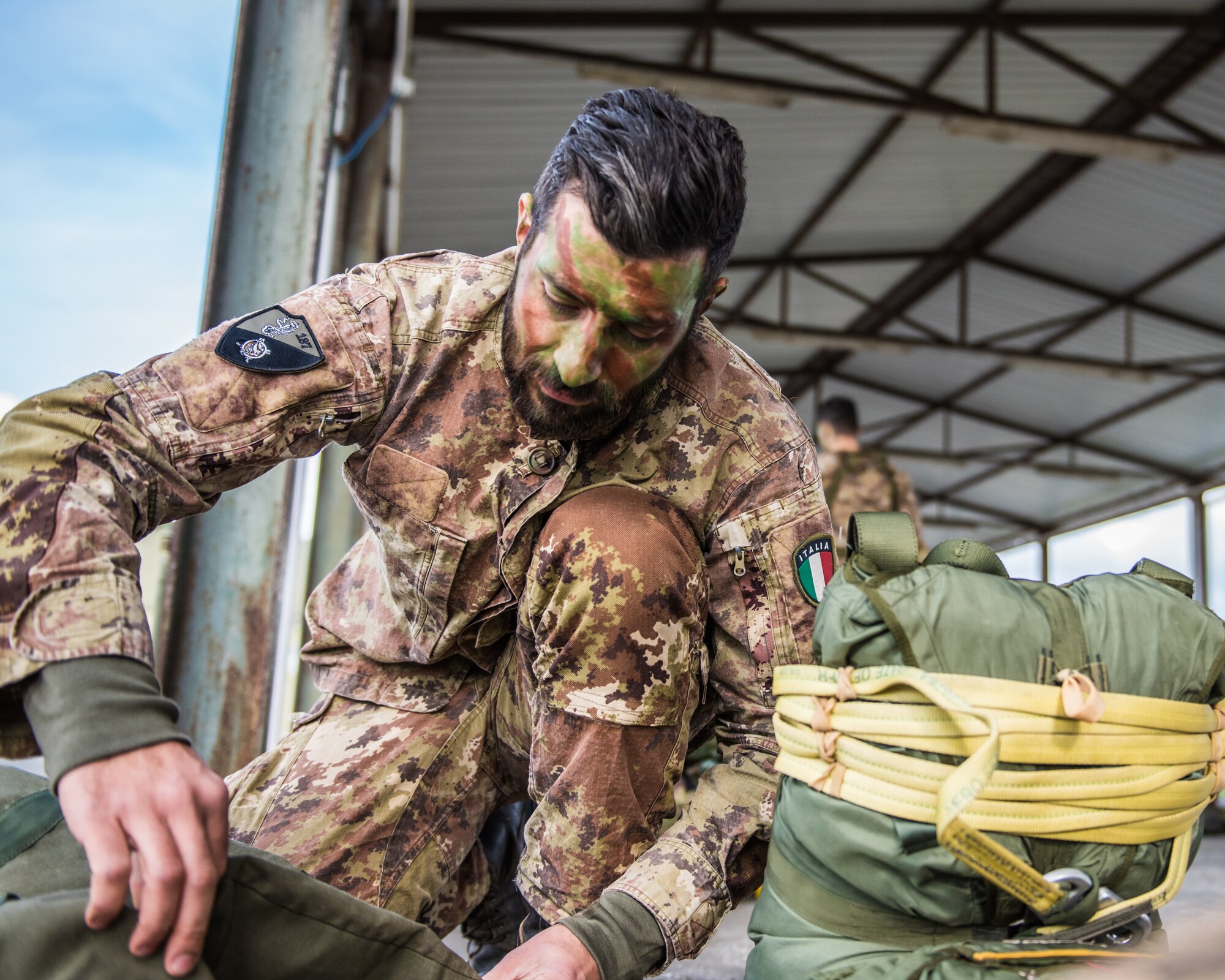 A member of the Italian Folgore, an airborne paratrooper brigade from the Italian Army, prepares to execute an airdrop mission alongside members of the Kentucky Air National Guard’s 123rd Airlift Wing in Pisa, Italy, Nov. 7, 2019. The mission was part of Mangusta 19, a bi-lateral exercise designed to promote readiness and interoperability among NATO allies. (U.S. Air National Guard photo by Senior Airman Chloe Ochs)