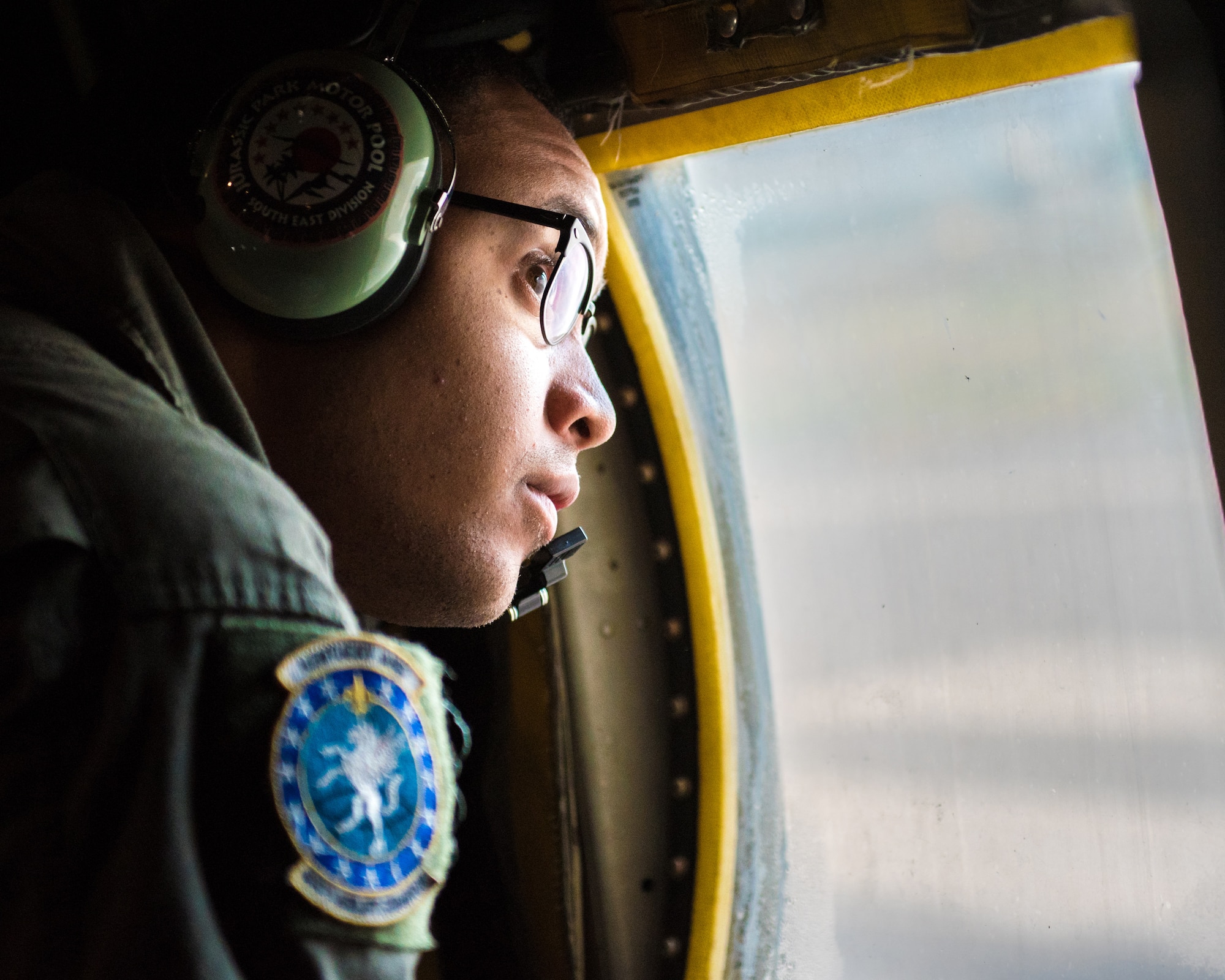 Staff Sgt. Kierre Brown, a loadmaster with the Kentucky Air National Guard’s 165th Airlift Squadron, prepares to execute an airdrop mission with members from the Italian Army Folgore paratroopers brigade Nov. 7, 2019 in Pisa, Italy. The mission was part of Mangusta 19, a bi-lateral exercise designed to promote readiness and interoperability among NATO allies. (U.S. Air National Guard photo by Senior Airman Chloe Ochs)