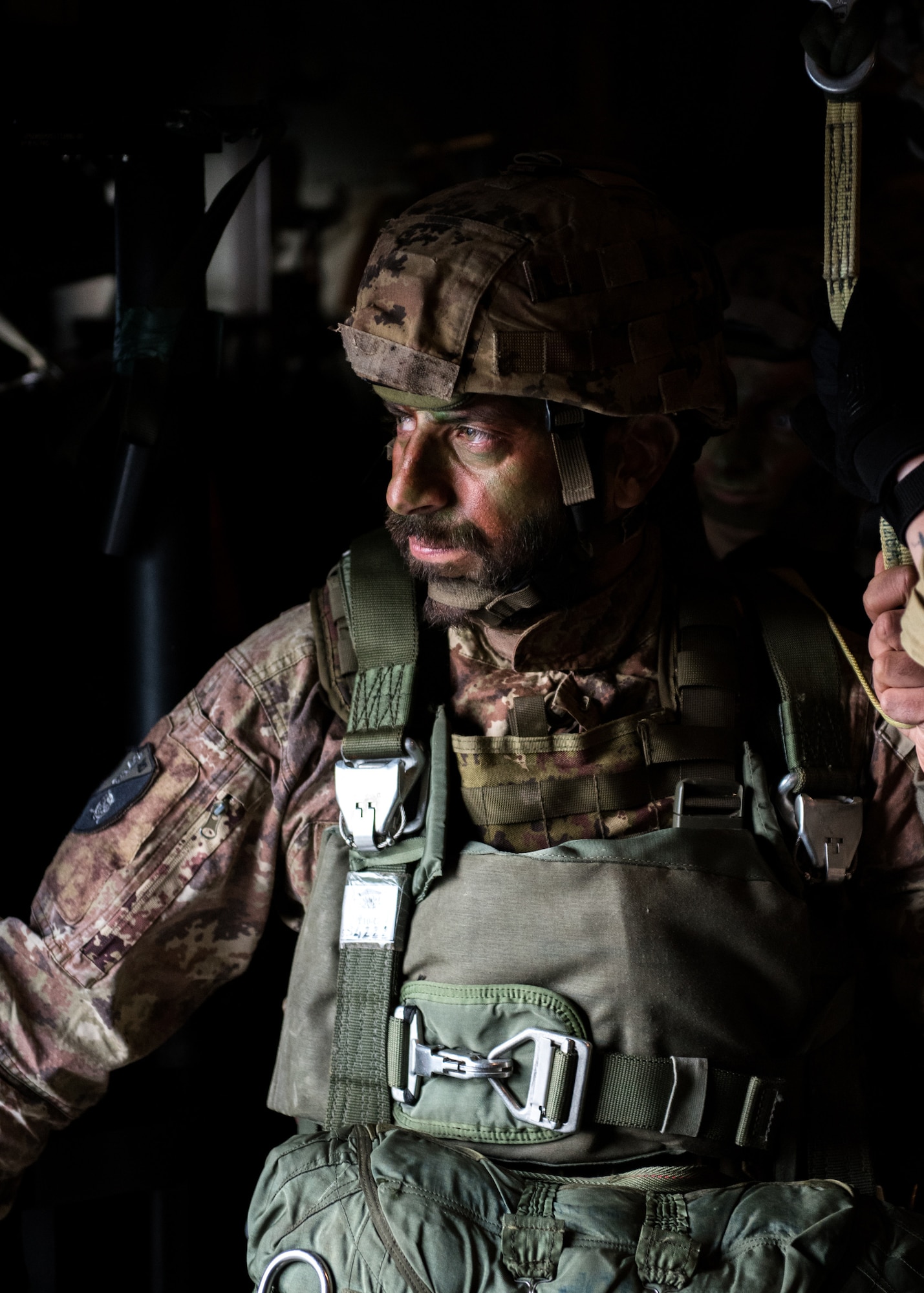 A member of the Italian Folgore, an airborne paratrooper brigade from the Italian Army, prepares to execute an airdrop mission with members of the Kentucky Air National Guard’s 123rd Airlift Wing in Pisa, Italy, on Nov. 7, 2019. The mission was part of Mangusta 19, a bi-lateral exercise designed to promote readiness and interoperability among NATO allies. (U.S. Air National Guard photo by Senior Airman Chloe Ochs)