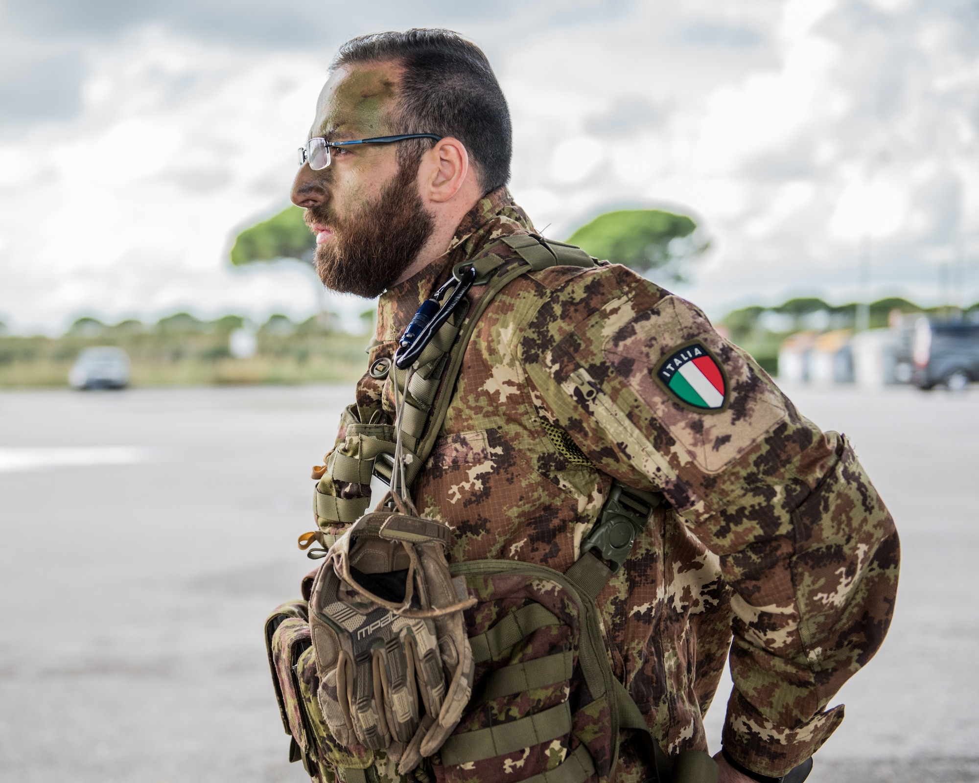 A member of the Italian Folgore, an airborne paratrooper brigade from the Italian Army, prepares to execute an airdrop mission alongside members of the Kentucky Air National Guard’s 123rd Airlift Wing in Pisa, Italy, Nov. 7, 2019. The mission was part of Mangusta 19, a bi-lateral exercise designed to promote readiness and interoperability among NATO allies. (U.S. Air National Guard photo by Senior Airman Chloe Ochs)