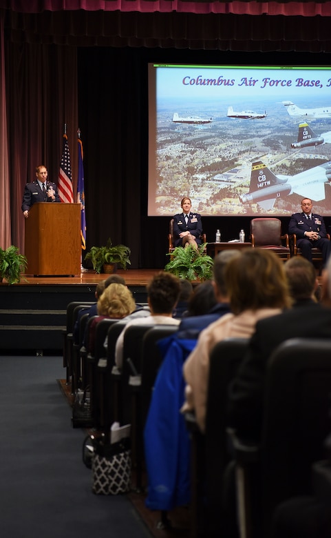 Thunderbird Commander Reminds Graduated Pilots Teamwork Is