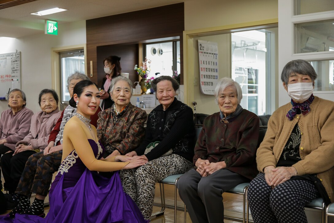 MCAS Iwakuni service mermbers visit nursing homes