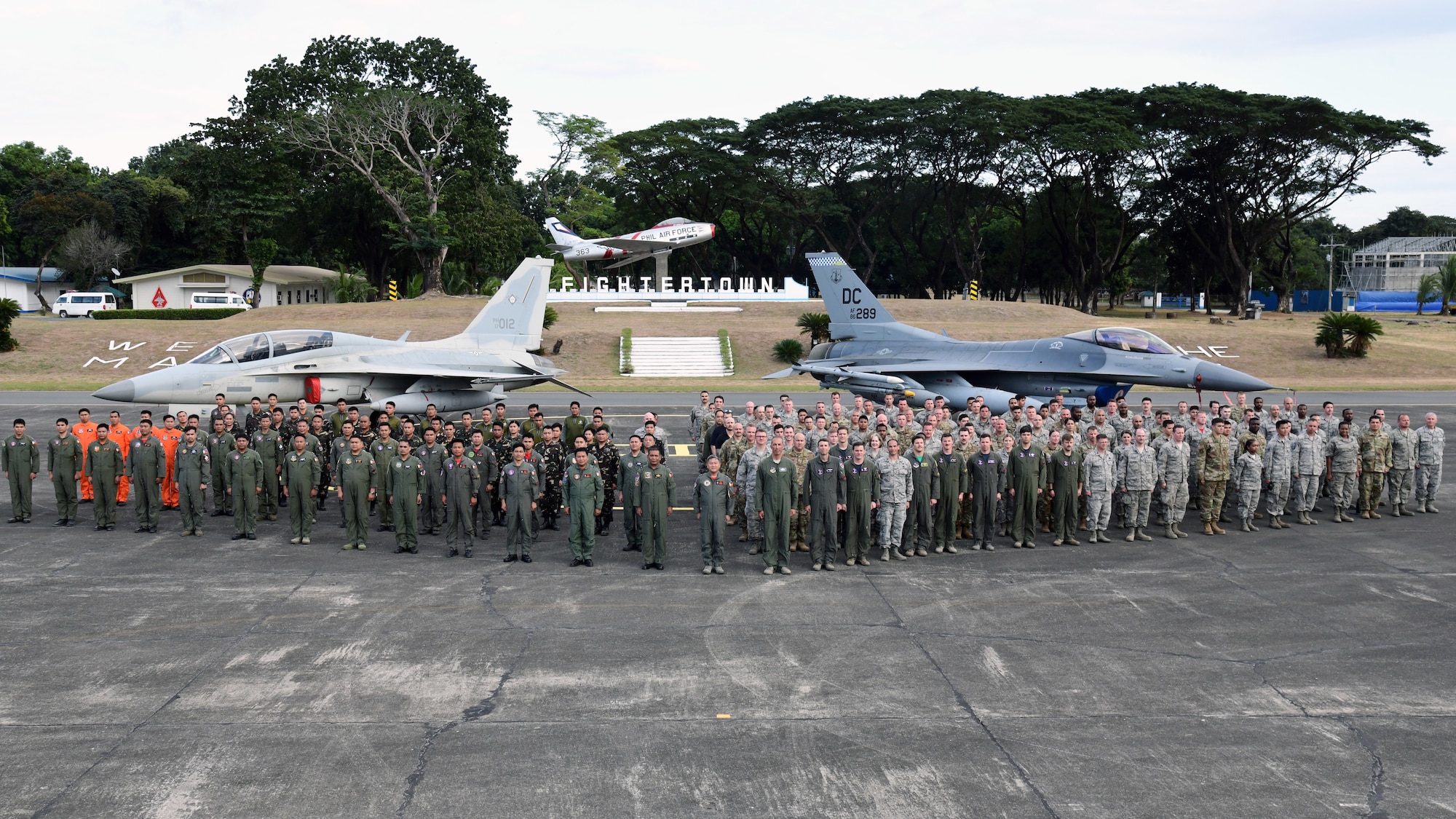 U.S. Air Force members pose alongside Philippine Air Force members during the Bilateral Air Contingent Exchange-Philippines (BACE-P) at Cesar Basa Air Base, Philippines, Feb. 1, 2019.