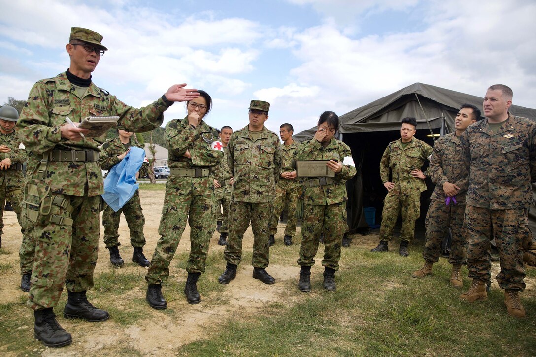 ホワイトビーチで行われた日米合同演習で、第15旅団第15後方支援衛生隊と第31海兵遠征部隊衛生隊が互いの経験に基づいた意見を交換し合う。