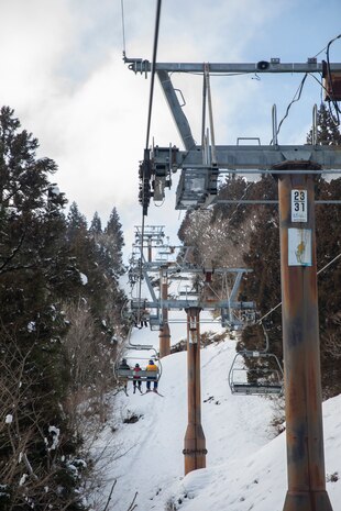 Service members shred Japan’s slopes during weekend liberty