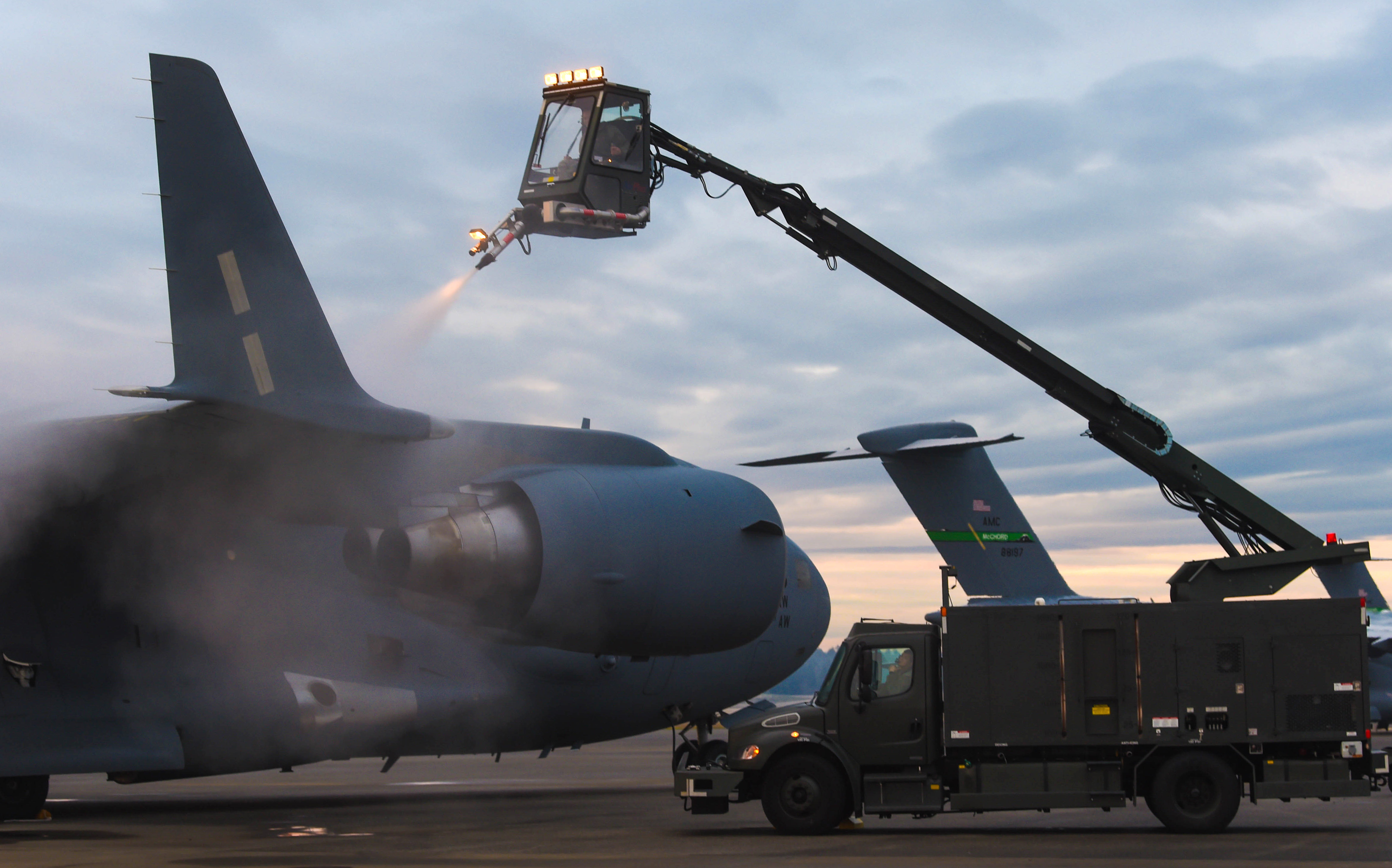 Airmen battle ice, snow to ensure readiness > Air Force > Display