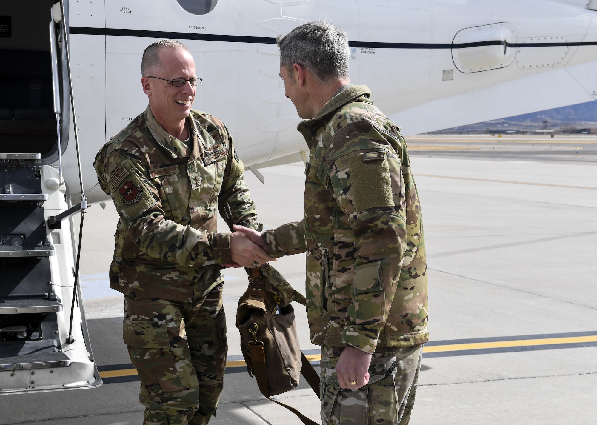 Commander of 58th SOW greets AETC deputy commander.