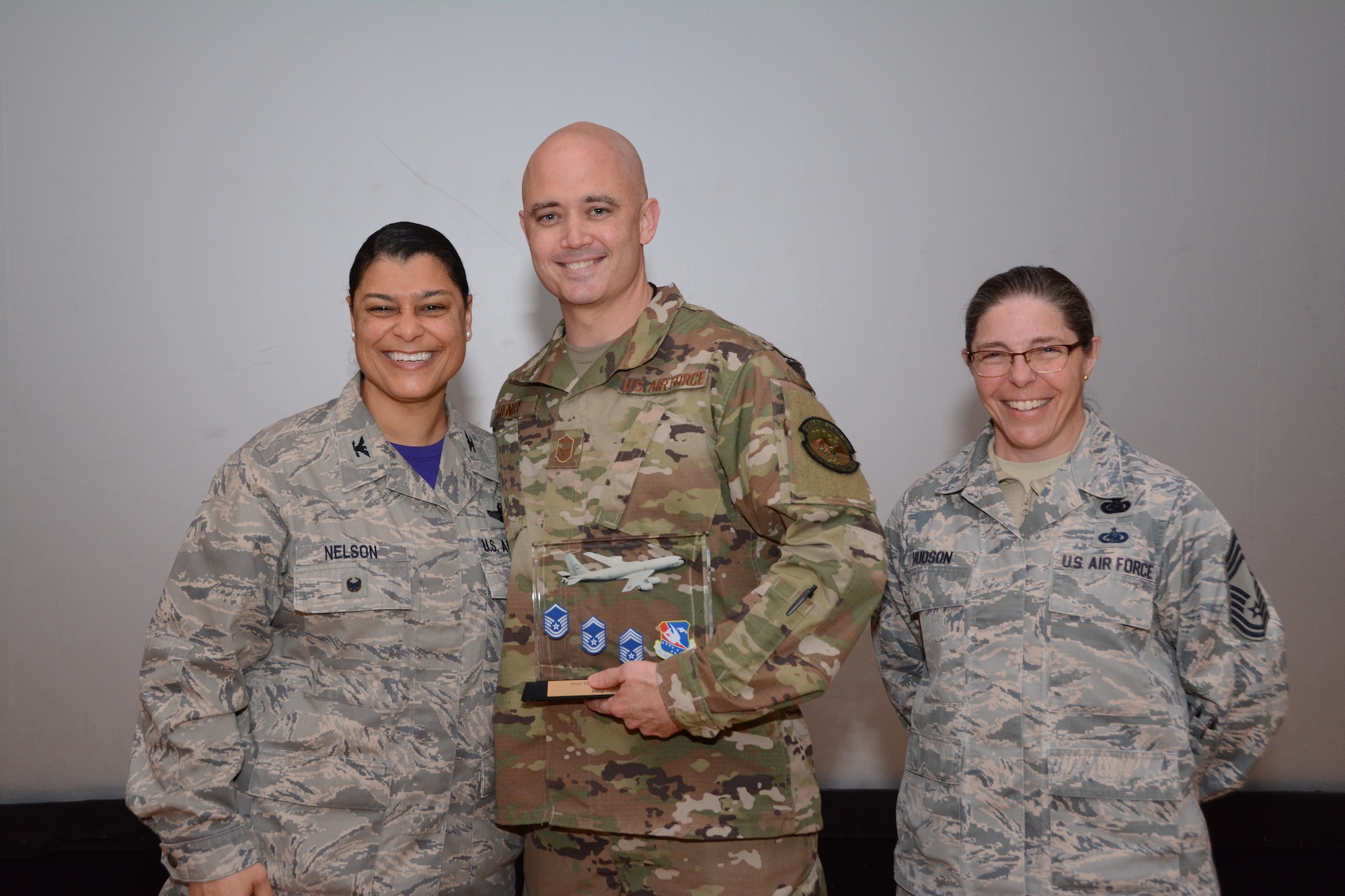 Col. Dana Nelson, 507th Air Refueling Wing Vice Commander, and Chief Master Sgt. Julie Hudson, 507th Mission Support Group superintendent, present the Senior NCO of the 4th Quarter 2018 Award to Senior Master Sgt. Justin Henry, 507th Aircraft Maintenance Squadron, Feb. 10, 2019, at Tinker Air Force Base, Oklahoma. (U.S. Air Force photo by Tech. Sgt. Samantha Mathison)