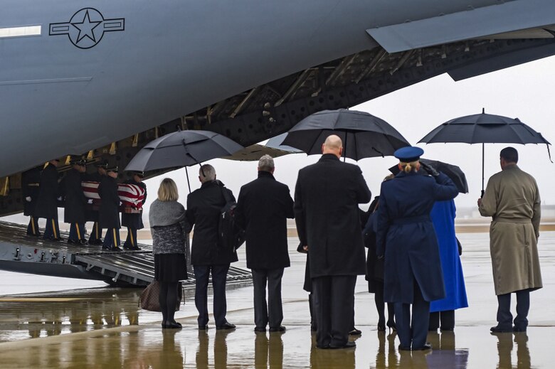 Reservist overcome winter weather to give late Congressman final flight