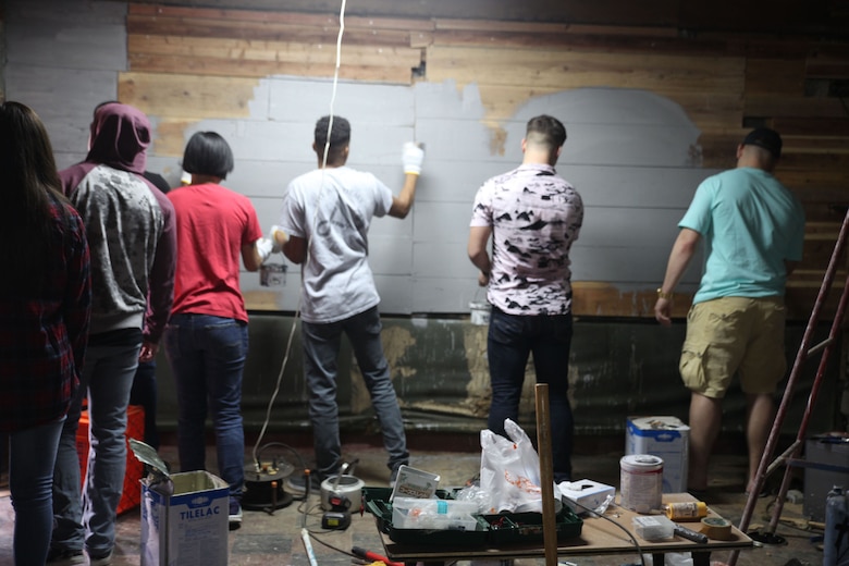 辺野古商店街でのボランティア活動に参加した米海兵隊基地キャンプ・シュワブの海兵隊員らが、片付けの後にペンキ塗りを手伝いました。