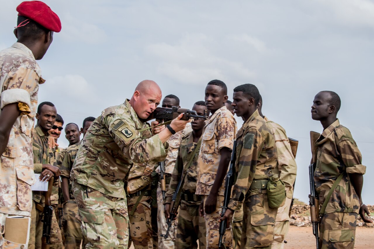An American soldier instructs Djiboutian soldiers.