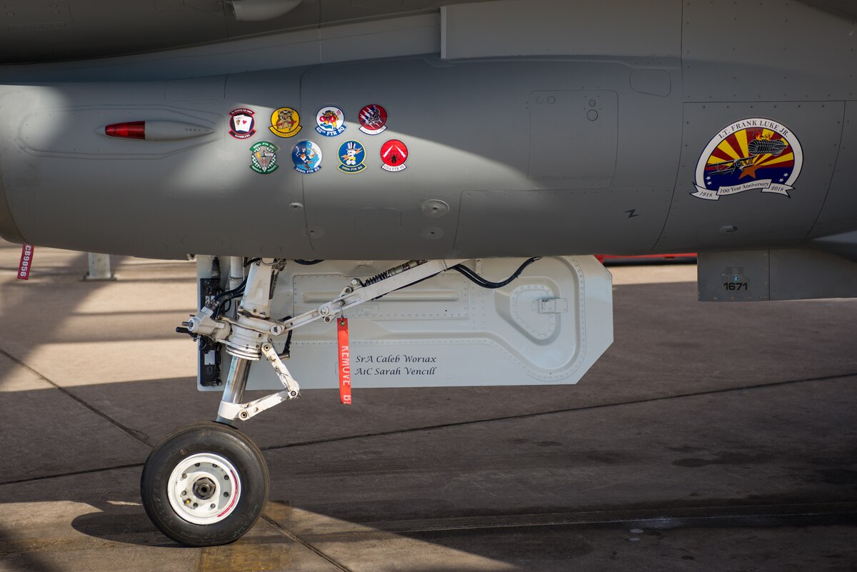 mont-bell シャイデック TR-F 16 F-16 Fighting Falcon Heritage Aircraft gets New Look with Vintage