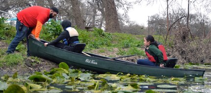 Kayaks and canoes were available, thanks to outdoor recreation to those adventurous volunteers who wanted to clean up from the source on the creek itself. Gloves, bags and other equipment were also provided.