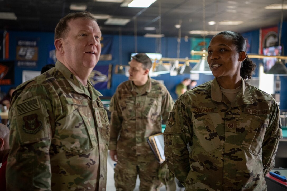 Lt. Gen. Scobee speaks with Airmen