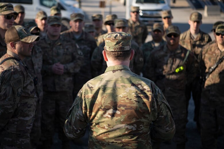 Lt. Gen. Scobee speaks with Airmen