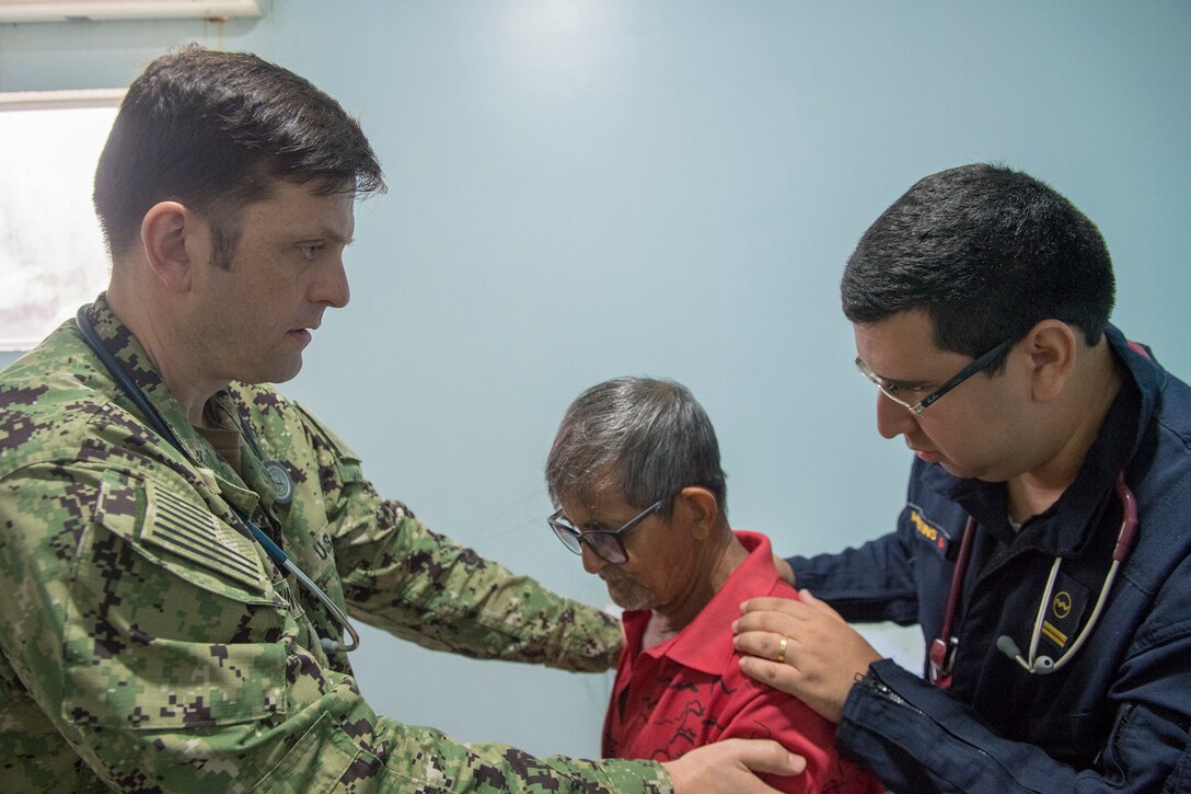 CALAMA, Brazil (Feb. 14, 2019) Lt. Cmdr. Robert Lennon and Brazilian Navy 1st Lt. Gilvan Martins examine a patient at the Benjamin Silva-Calama clinic in Calama, Brazil, Feb. 14.
