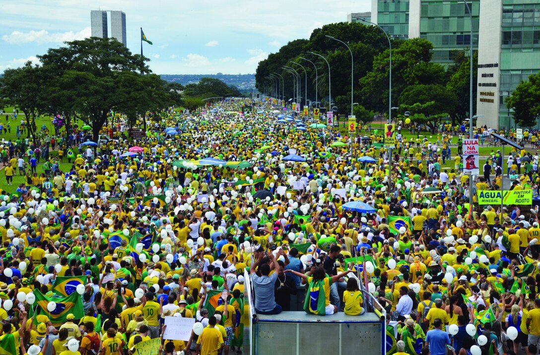 Brasília - Manifestantes vão a Esplanada dos Ministérios contra a corrupção e pela saída da presidenta Dilma Rousseff (Wilson Dias/Agência Brasil)
