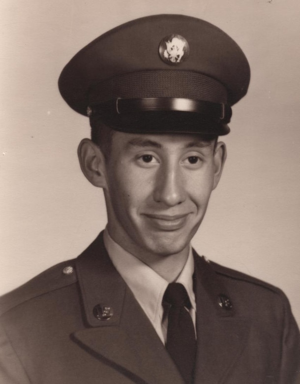 Official Army photo of Daniel Fernandez in uniform.