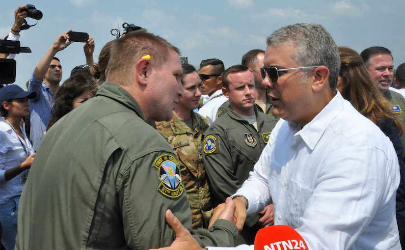 Charleston Reservists deliver humanitarian aid, met by Colombian President, VP