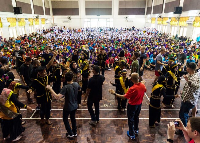 Sailors, Marines Visit Sekolah Menengah Kebangsaan High School, Malaysia