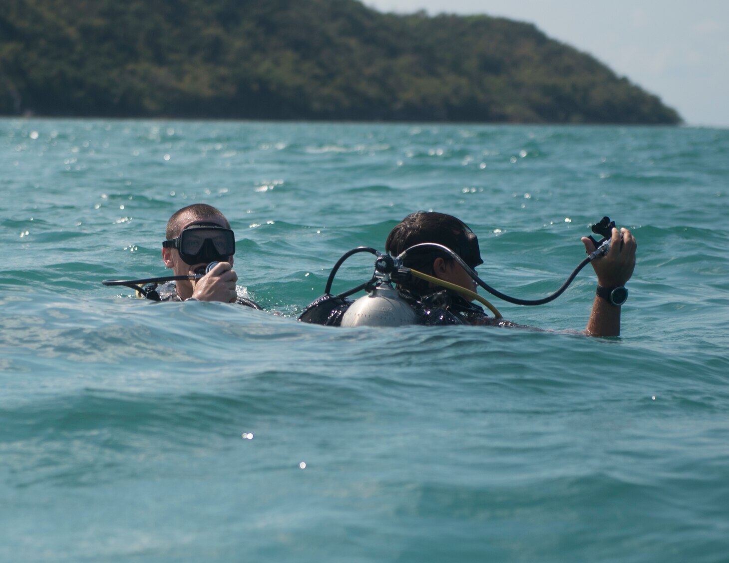 SATTAHIP, Thailand, (Feb. 19, 2019) Sailors assigned to Explosive Ordnance Disposal Mobile Unit (EODMU) 5 and Sailors with Royal Thai Navy EOD, participate in a simulated mine detection evolution during Exercise Cobra Gold 2019 in Thailand.