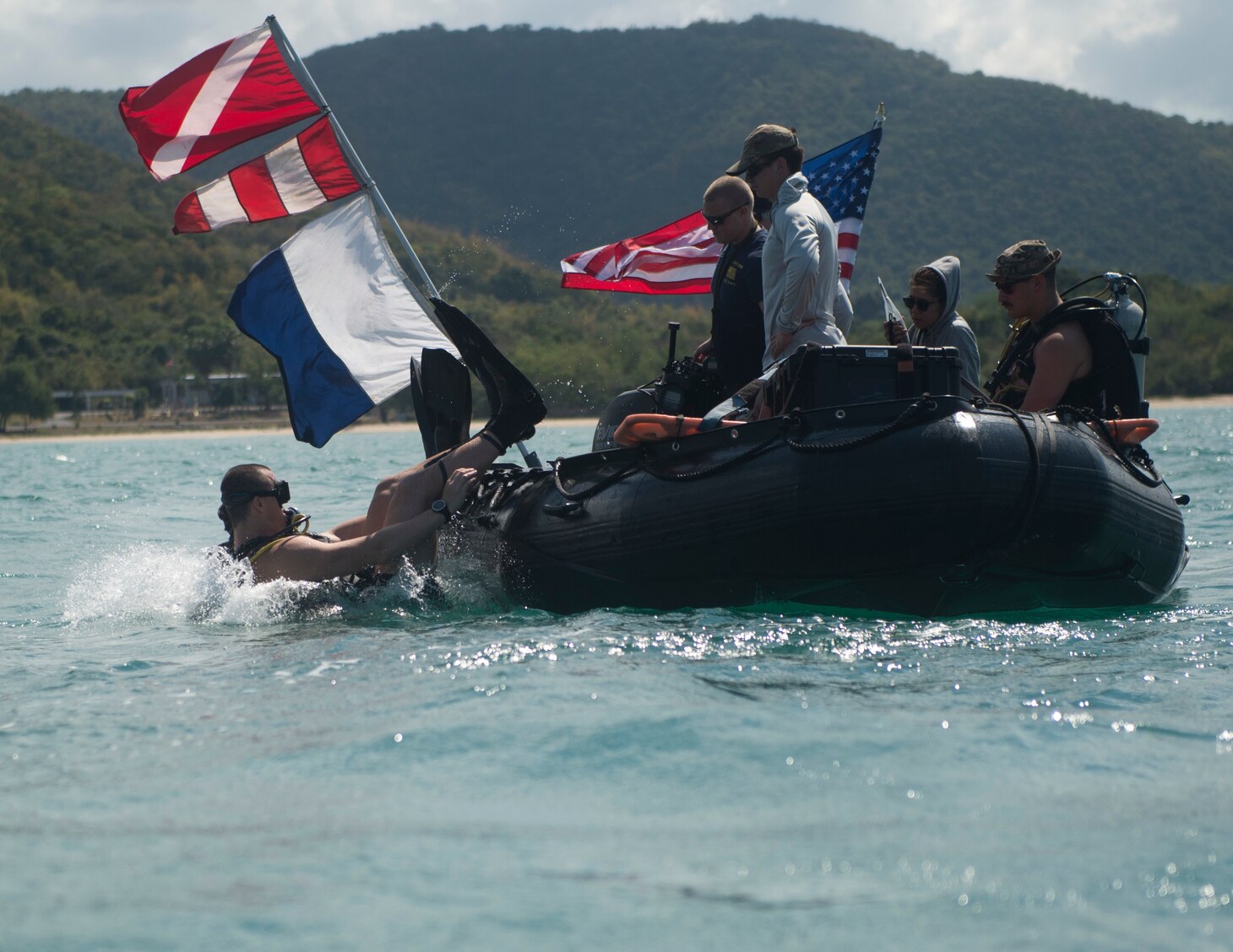 SATTAHIP, Thailand, (Feb. 19, 2019) Sailors assigned to Explosive Ordnance Disposal Mobile Unit (EODMU) 5 and Sailors with Royal Thai Navy EOD, participate in a simulated mine detection evolution during Exercise Cobra Gold 2019 in Thailand.