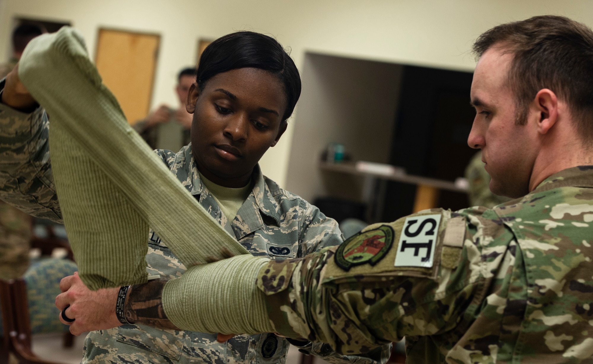 U.S. Air Force Airman 1st Class Taylor Lipscomb, 20th Security Forces Squadron installation entry controller, applies an arm wrap during a self-aid buddy care (SABC) class at Shaw Air Force Base, S.C., Feb. 27, 2019.
