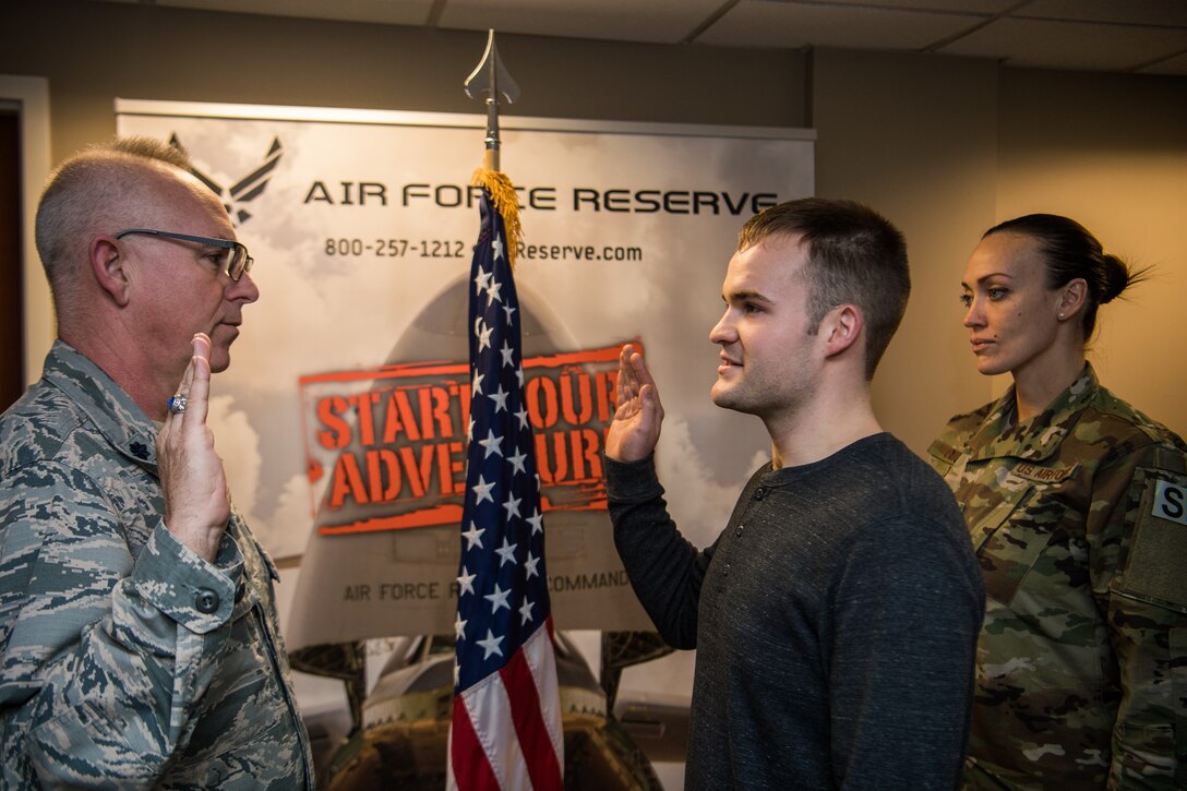 932nd Airlift Wing Citizen Airmen is the last enlistment for 2018 for the Gateway Wing.