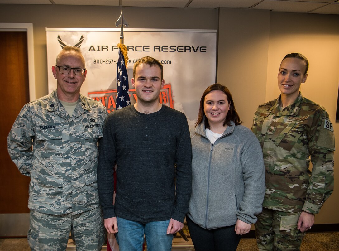 932nd Airlift Wing Citizen Airmen is the last enlistment for 2018 for the Gateway Wing.