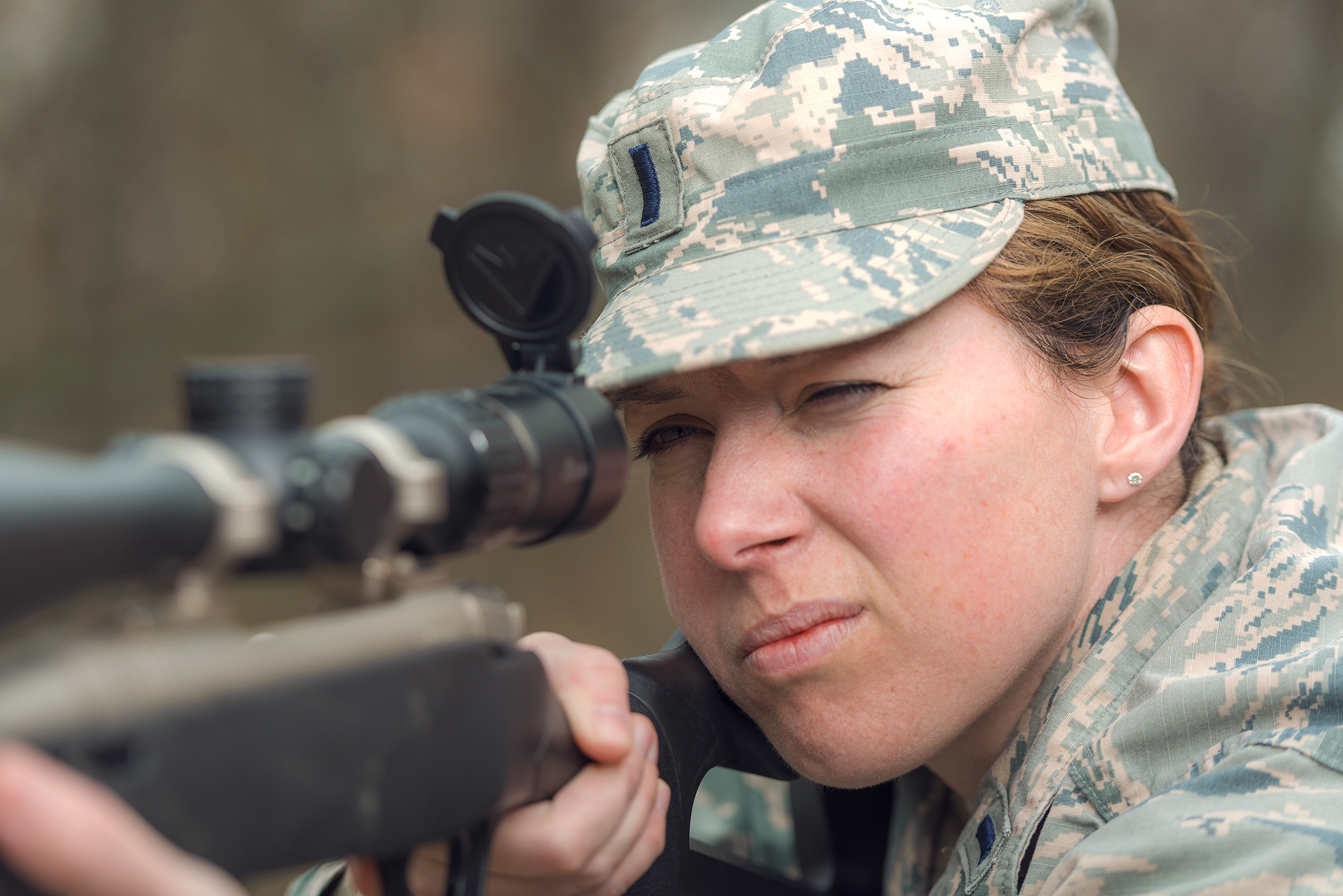 Эд снайперы. Женщина снайпер. Девушка военный снайпер. Женщины снайпер в армии. Женщина снайпер служба.