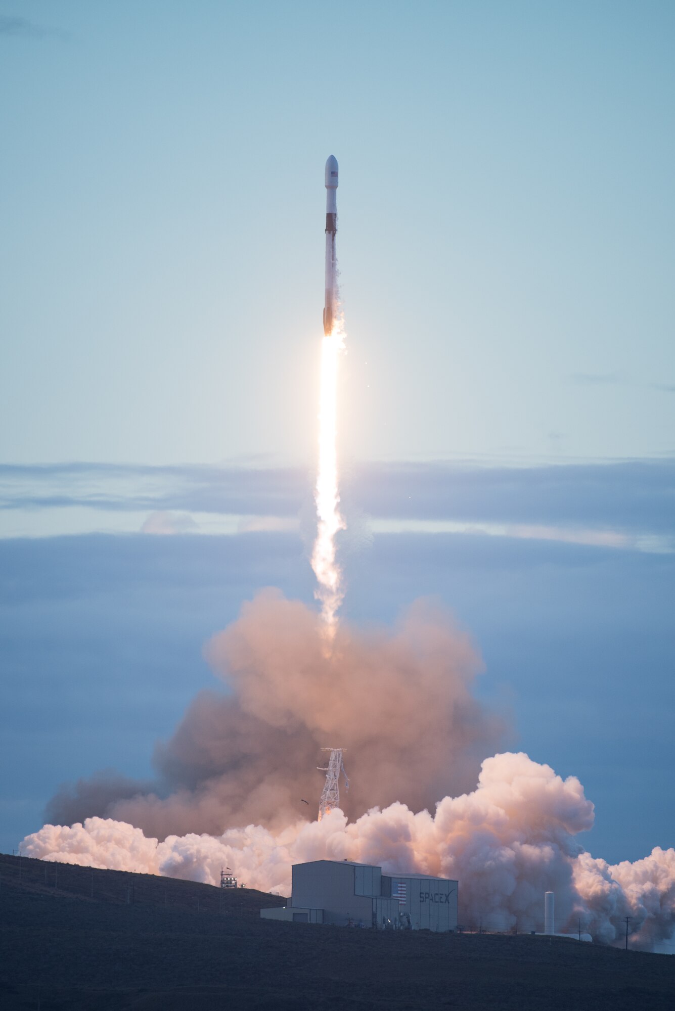 SpaceX Falcon 9 Iridium-8 launches from Vandenberg