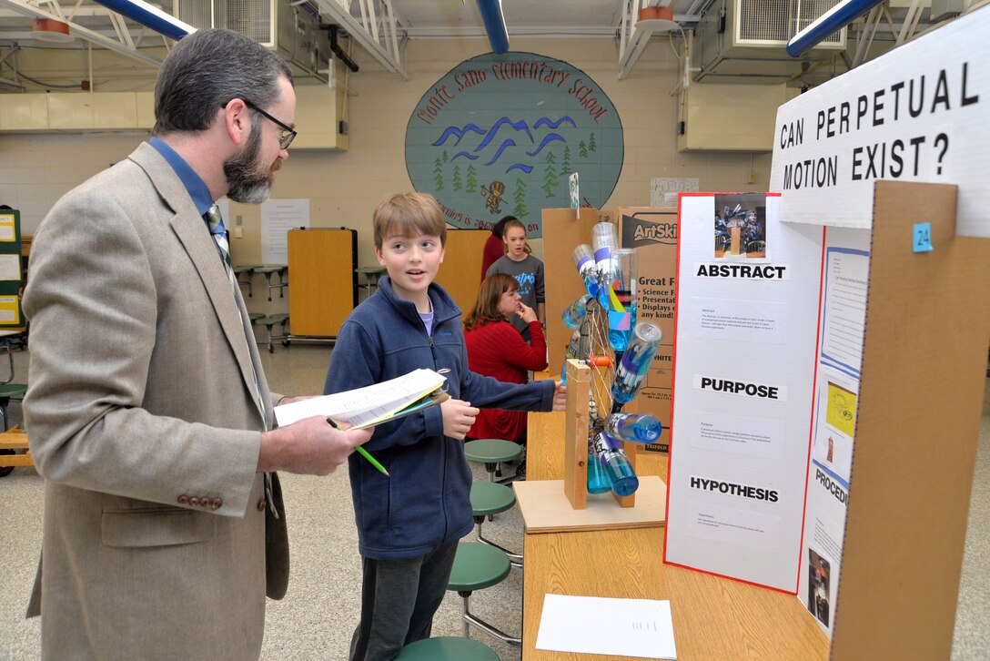 Tom O. Meier, director of Huntsville Center’s Management Review Office, interviews a student during Monte Sano Elementary School’s science fair for sixth-grade honor students Jan. 10, 2019, in Huntsville, Alabama.