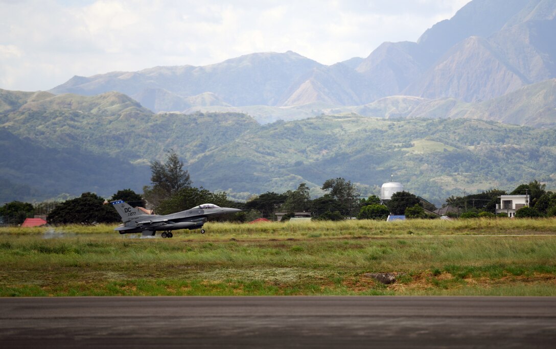 A U.S Air Force F-16 Fighting Falcon deployed from Kunsan Air Base, Korea, lands to kickoff the Bilateral Air Contingent Exchange-Philippines (BACE-P) at Cesar Basa Air Base, Philippines, Jan.18, 2019.