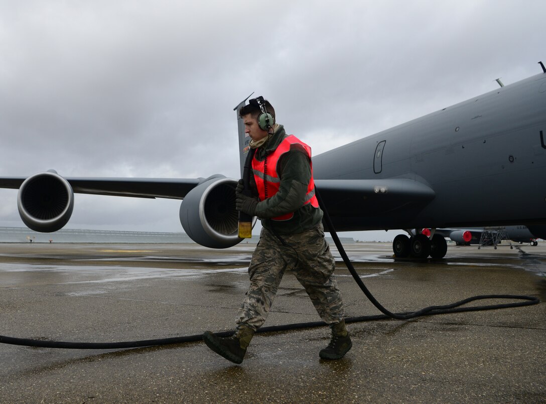 940th AMXS crew chief’s KC-135 launch ops