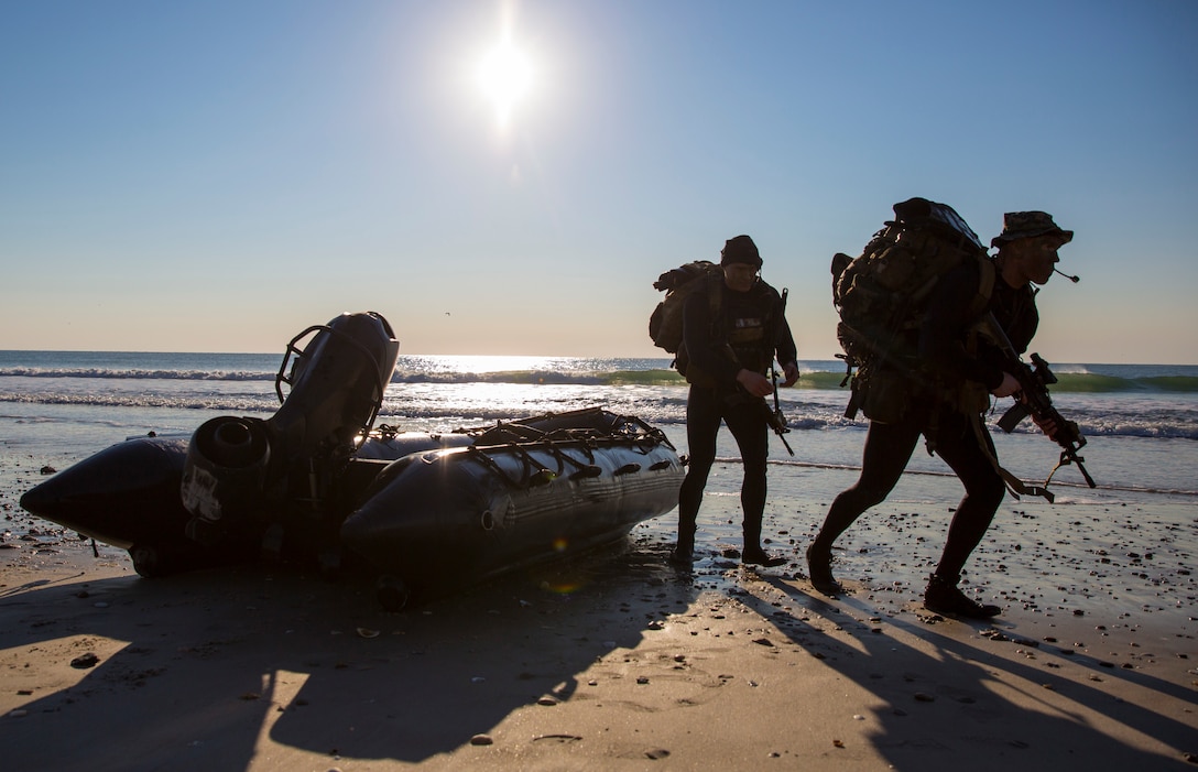 Marines with 2nd Reconnaissance Battalion, 2nd Marine Division, II Marine Expeditionary Force, during reconnaissance mission at Onslow Beach, North
Carolina, in support of exercise Bold Alligator 14, November 4, 2014 (U.S. Marine Corps/Paul Peterson)
