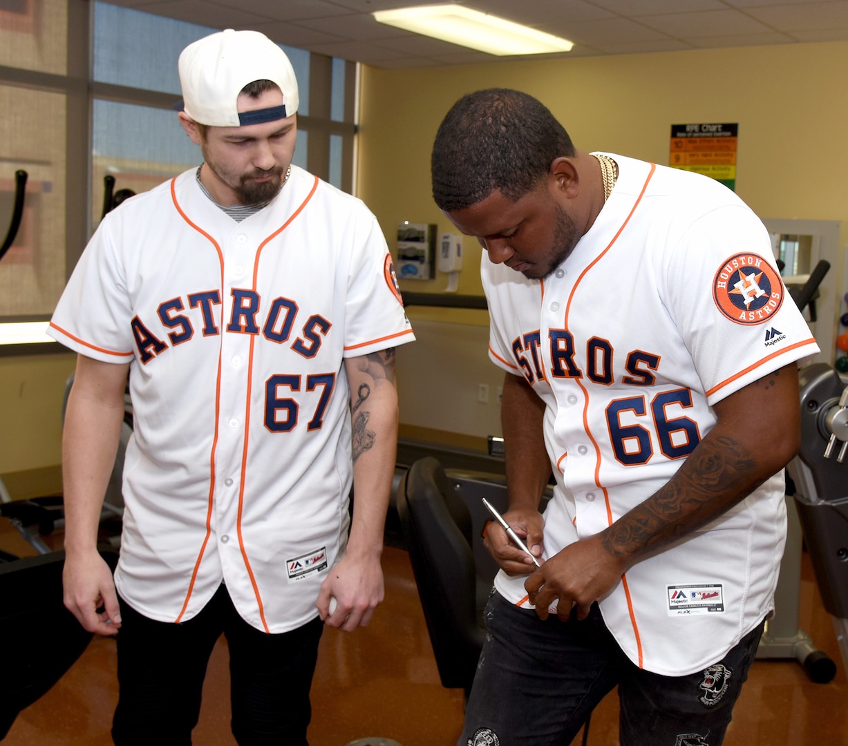 Houston Astros pitchers visit U.S. Army Institute of Surgical Research Burn  Center > Joint Base San Antonio > News