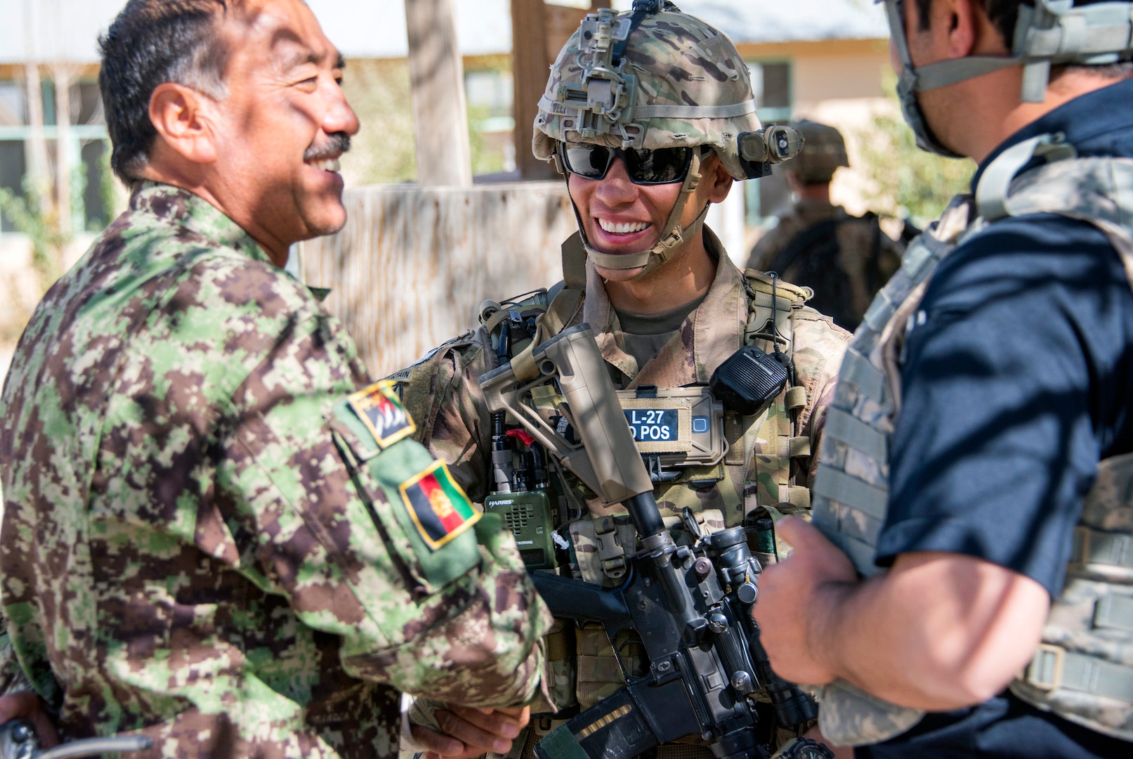 Soldier with 1st Security Force Assistance Brigade’s 3rd Squadron meets with Afghan Command’s senior enlisted leader (left) during routine fly-to-advise
mission, Forward Operating Base Altimur, Afghanistan, September 19, 2018 (U.S. Army/Sean Kimmons)