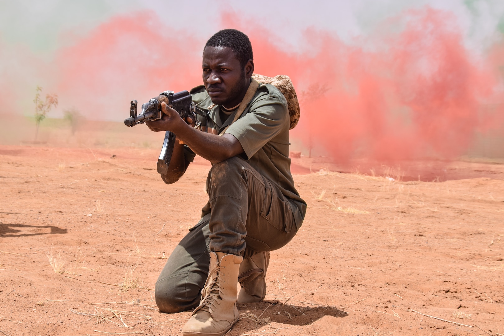 Forces Armées Nigeriennes soldier watches his sector in training mission during Flintlock 2018 exercise, at Agadez, Niger, April 17, 2018 (U.S. Army/Mary S. Katzenberger)