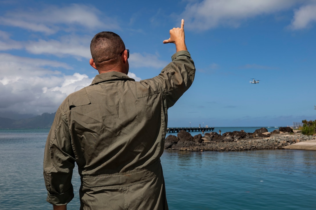 U.S. Marine Corps Lt. Col. Brian Clifton, commanding officer, Marine Medium Tiltrotor Squadron (VMM) 363, greets an MV-22B Osprey aircraft with a shaka prior to Rescue Hoist Training, Marine Corps Base Hawaii, Jan. 24, 2019. The purpose of this training is to enhance evacuation capabilities of personnel utilizing the MV-22B Osprey in the event of a military or civilian mishap at sea. The ability to hoist stranded individuals from the water with tiltrotor aircraft provides additional life-saving response options for Hawaii-based Marine’s and the III Marine Expeditionary Force. (U.S. Marine Corps photo by Sgt. Jesus Sepulveda Torres)