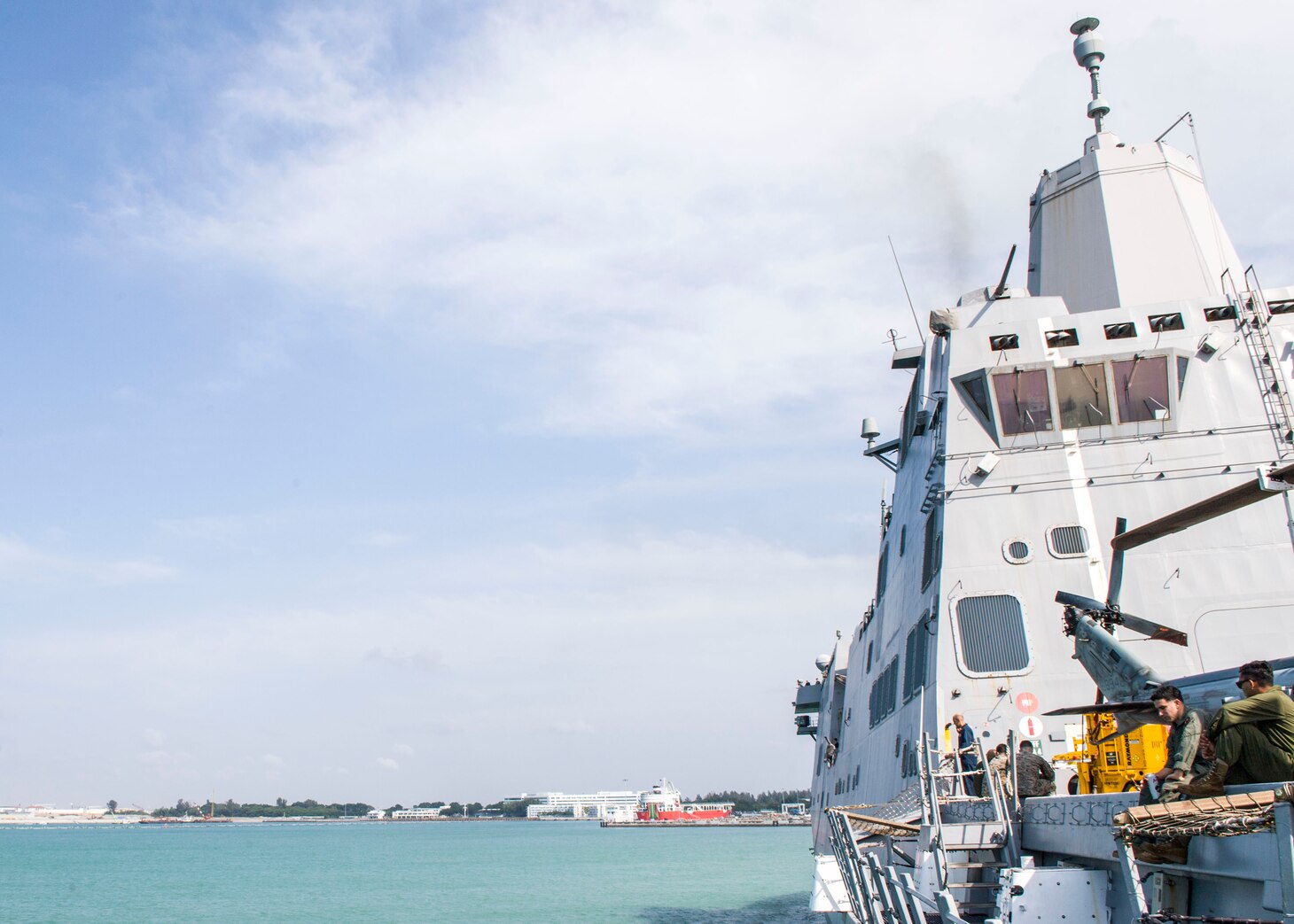 SINGAPORE (Jan. 26, 2019) The San Antonio-class amphibious transport dock ship USS Anchorage (LPD 23) prepares to moor during a port visit to Singapore while on a deployment of the Essex Amphibious Ready Group (ARG) and 13th Marine Expeditionary Unit (MEU). The Essex ARG/ 13th MEU is a capable and lethal Navy-Marine Corps team deployed to the 7th fleet area of operations to support regional stability, reassure partners and allies and maintain a presence postured to respond to any crisis ranging from humanitarian assistance to contingency operations.