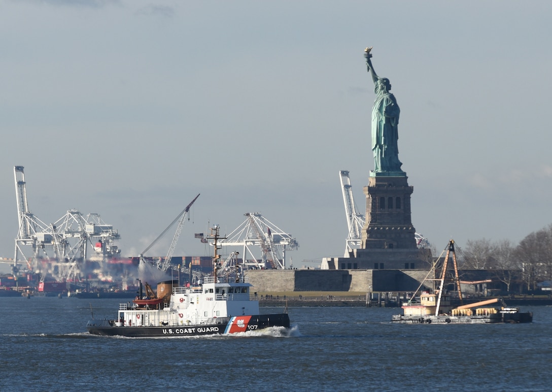 Coast Guard Cutter Penobscot Bay, a 140-foot domestic icebreaker homeported in Bayonne, New Jersey, transits the upper New York Harbor near the Statue of Liberty on the first day ice breaking season Monday, Dec. 17, 2018.