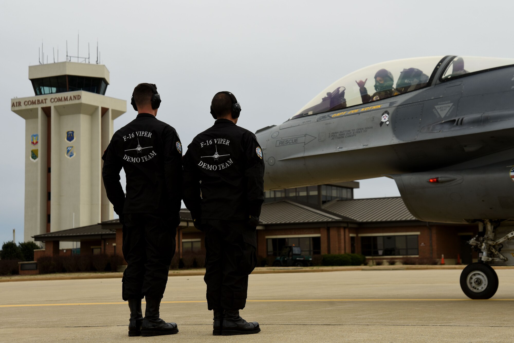 U.S. Air Force Staff Sgt. Austin Dixon, F-16 Viper Demonstration Team (VDT) dedicated crew chief, left, and Staff Sgt. Ryan Davis, F-16 VDT aerospace propulsion craftsman, stand beside Capt. Zoe “SiS” Kotnik, F-16 VDT commander and pilot, as she taxis her F-16CM Fighting Falcon on the flight line at Joint Base Langley-Eustice, Va., Jan. 28, 2019.